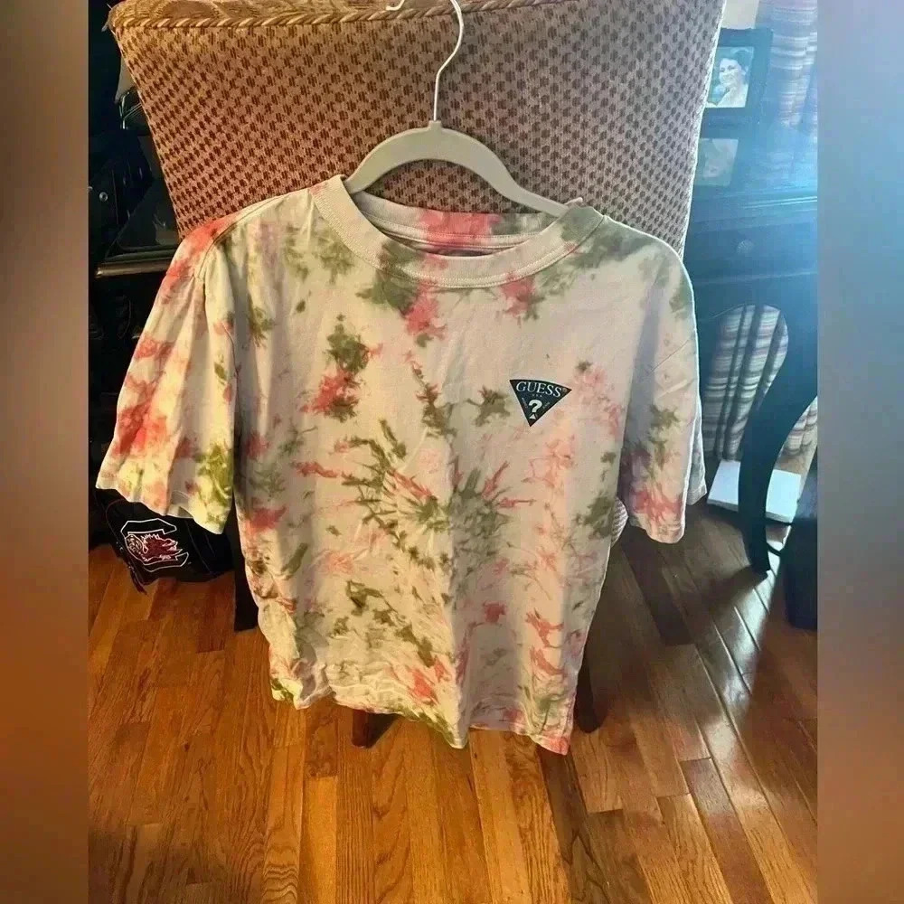 UNISEX SIZE SMALL GUESS SHORT SLEEVE SHIRT